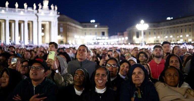 Así se vivió el primer día del cónclave en la Plaza de San Pedro